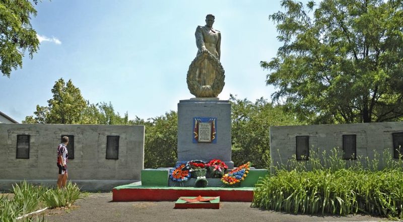 с. Обозновка Кременчугского р-на. Памятник, установленный на братской могиле, в которой похоронено 24 воина, погибших в боях за село.
