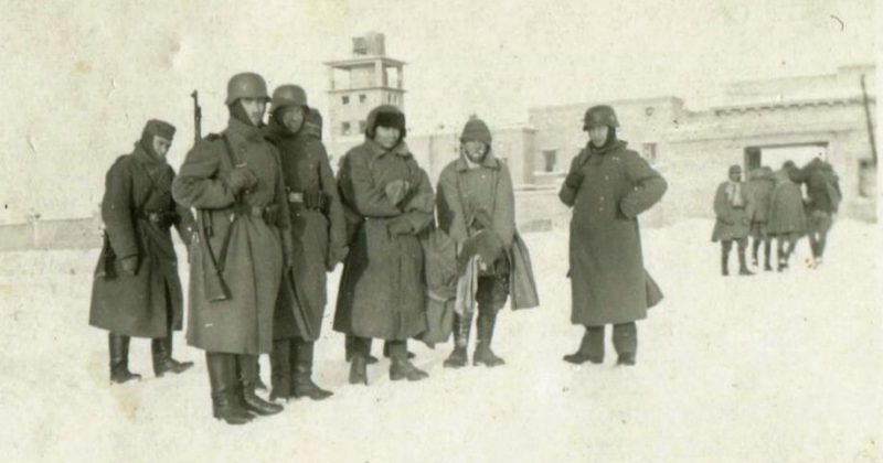 Советские военнопленные на аэродроме города Сталино (Донецк). 1942 г.