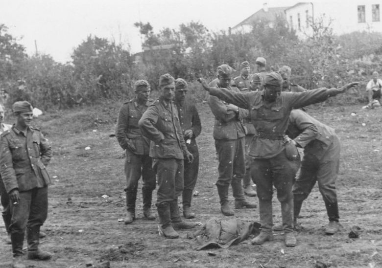 Солдаты вермахта обыскивают пленного красноармейца. Сентябрь 1941 г.