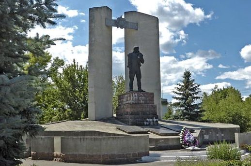 с. Омельник Кременчугского р-на. Памятник, установленный на братской могиле, в которой похоронено 17 воинов, погибших в боях за село.
