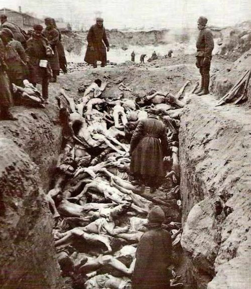 Советские военнопленные у массового захоронения у Гомеля. 1942 г.