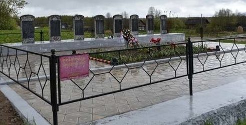 д. Фофаново Западнодвинского городского округа. Памятник, установленный на братской могиле советских воинов. 