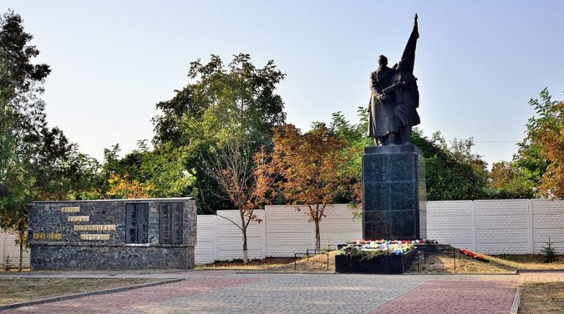 п. Новые Санжары. Памятник, установленный в парке «Победа» в 1976 году в честь павших советских воинов-освободителей и погибших земляков.