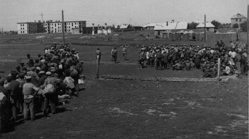 Советские военнопленные под конвоем итальянцев направляются в лагерь в городе Красный Луч.1942 г. 