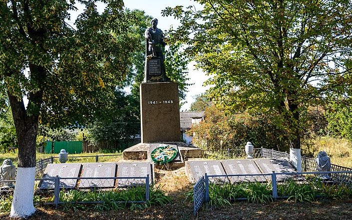 с. Полузорье Новосанжарского р-на. Памятник погибшим землякам, установленный в 1957 году. 