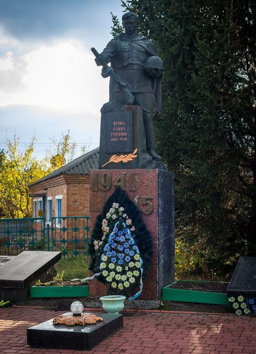 с. Руденковка Новосанжарского р-на. Памятник погибшим воинам-землякам, установленный в 1958 году.