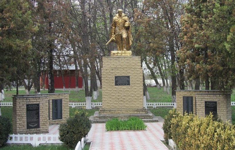 с. Песчаное Кременчугского р-на. Памятник, установленный в 1952 году на братской могиле, в которой похоронено 42 воина, погибших в боях за село и памятный знак погибшим односельчанам.
