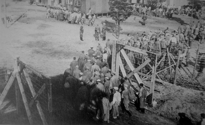 Колонна советских военнопленных заходит на территорию лагеря Stalag X D (310) в Вицендорфе. 1942 г. 