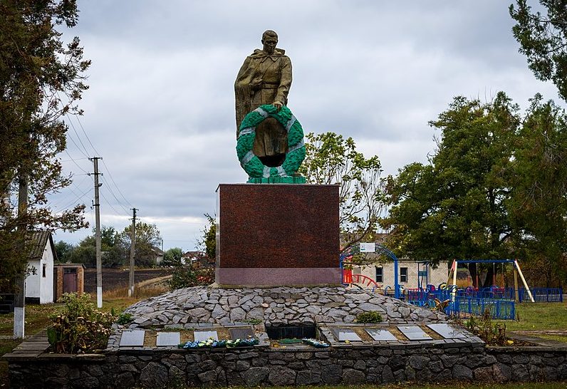 с. Соколова Балка Новосанжарского р-на. Памятник погибшим воинам-землякам, установленный в 1963 году.