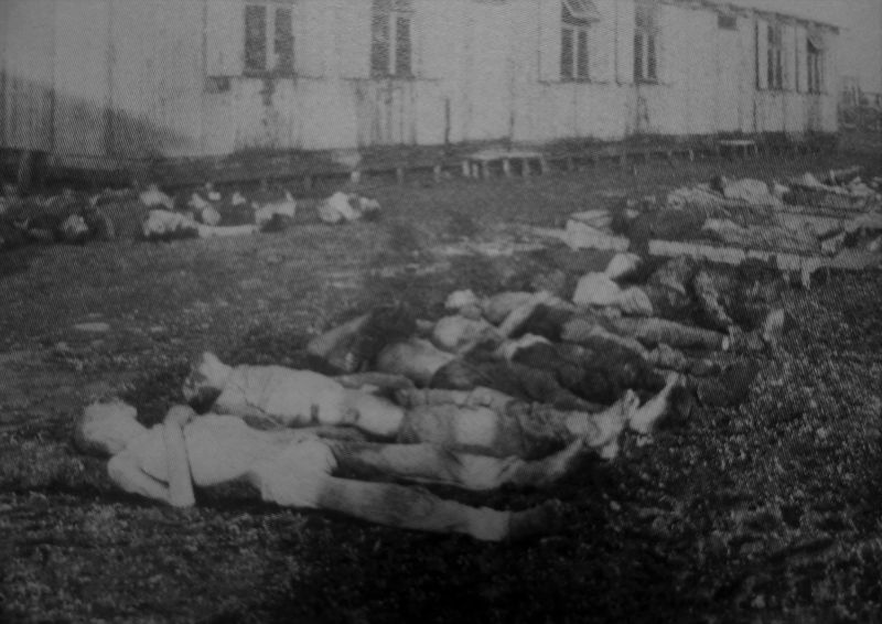 Тела советских военнопленных, умерших от тифа в лагере Stalag 304 в Цайтхайне. 1942 г. 