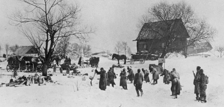 Советские военнопленные расчищают заснеженную дорогу на берегу озера Ильмень. Январь 1943 г. 