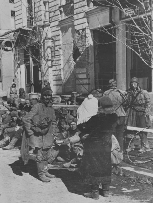 Военнопленные на улице Харькова. Март 1943 г.