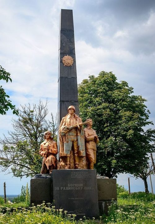 п. Шишаки. Памятник советским воинам, установленный в 1971 году.