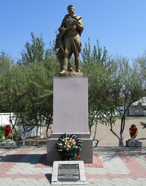 с. Садки Кременчугского р-на. Памятник, установленный в 1964 году на братской могиле, в которой похоронено 4 советских воинов, погибших при освобождении села.