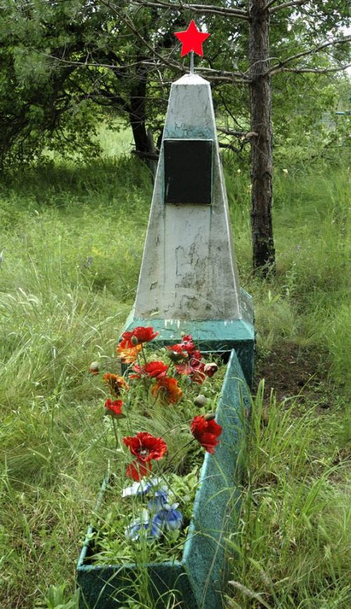 с. Федоренки Кременчугского р-на. Братская могила 40 неизвестных солдат.