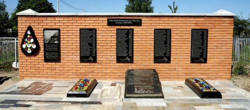 с. Чечелево Кременчугского р-на. Братская могила 88 воинов, погибших в боях за село.