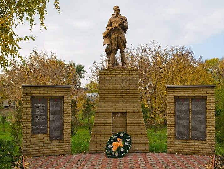 с. Чечелево Кременчугского р-на. Памятник, установленный в 1959 году на братской могиле советских воинов. Скульптор - А. Савельев.