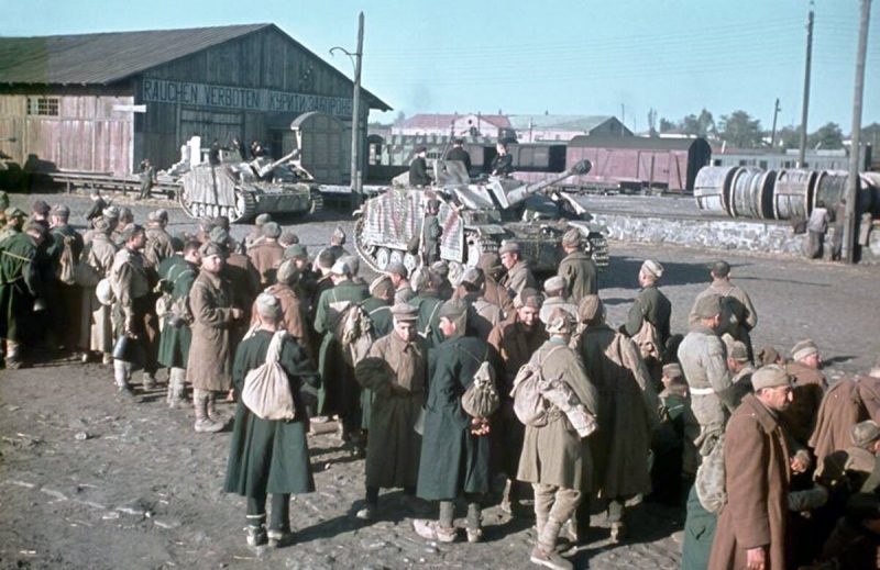 Советские военнопленные на железнодорожной станции в ожидании транспорта в Украине. 1944 г.