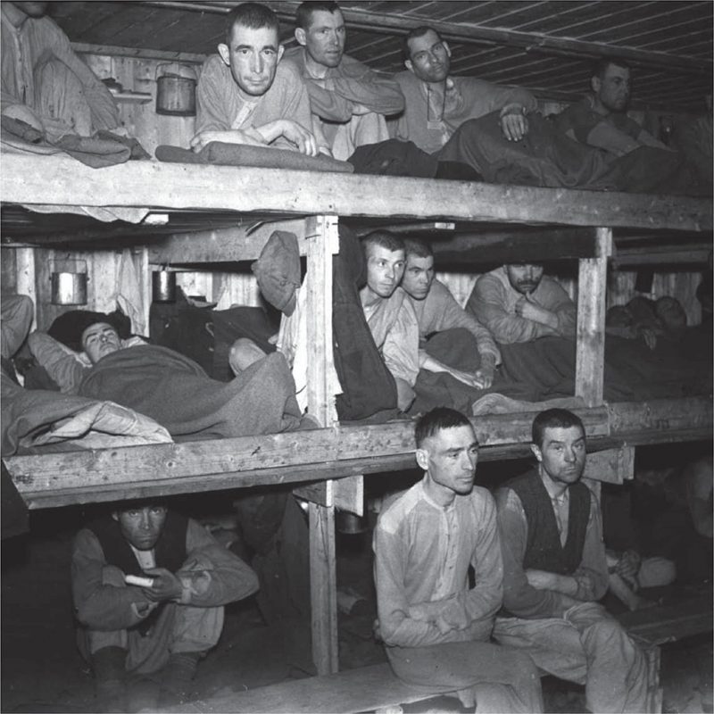 Военнопленные в бараке трудового лагеря. Норвегия, 1944 г.