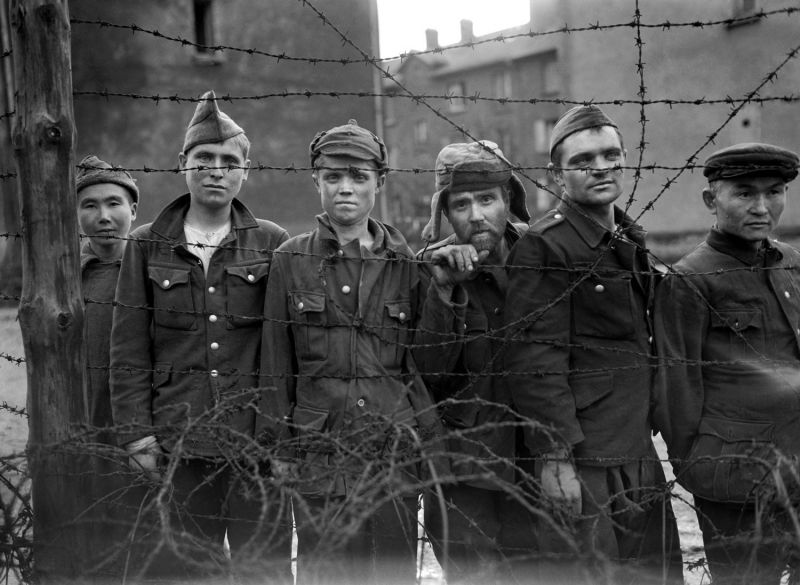 Освобожденные американцами советские военнопленные из лагеря у городка Саргемин. 20 декабря 1944 г.