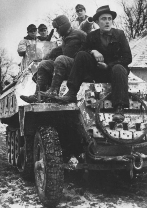 Пленный красноармеец и местный житель, во время наступления у озера Балатон. Январь 1945 года.