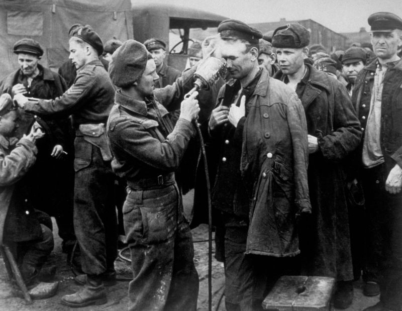 Канадские военные проводят дезинфекцию освобожденных советских военнопленных в городе Фризойте. Апрель 1945 г. 