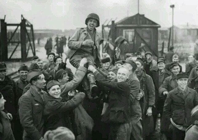 Советские военнопленные качают освободивших их солдат 9-й армии США. Эзельхайд, 9 апреля 1945 г.