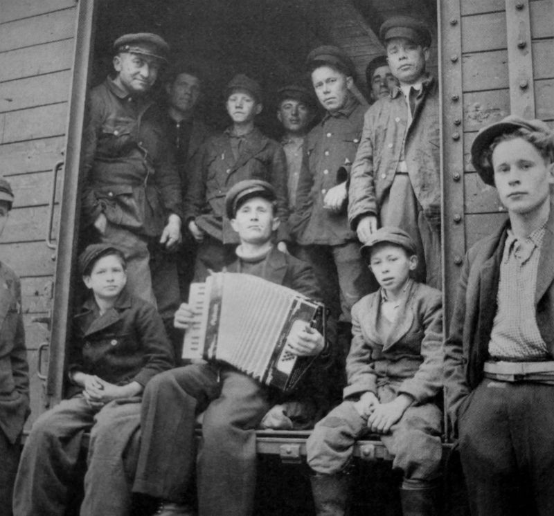 Освобожденные советские военнопленные и подневольные рабочие перед отъездом из Гамбурга. Май 1945 г. 