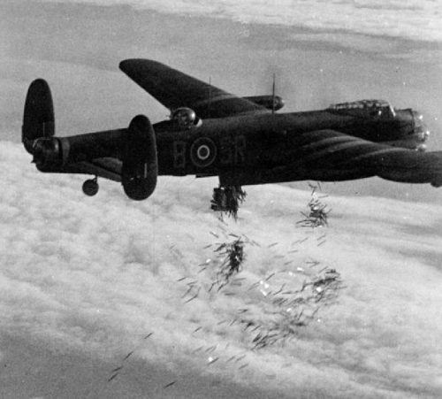 Бомбардировка с Avro Lancaster немецкого Дуйсбурга.
