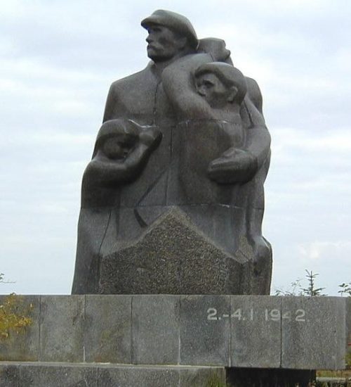 Памятник жертвам трагедии.