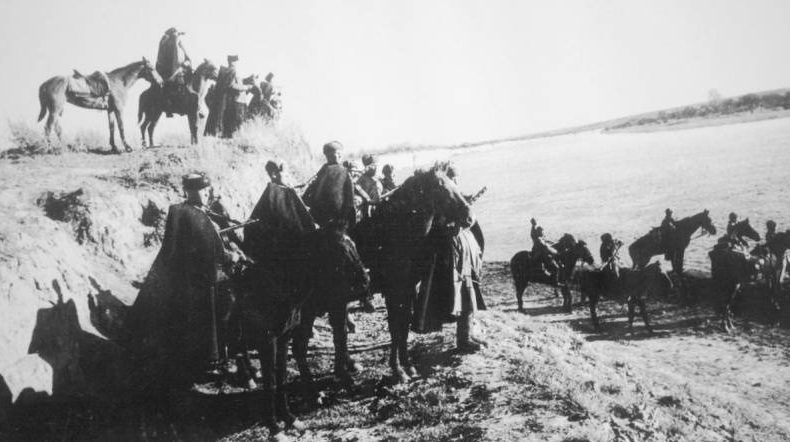 Казаки КМГ генерал-лейтенанта И.А. Плиева на берегу Днестра под Одессой.