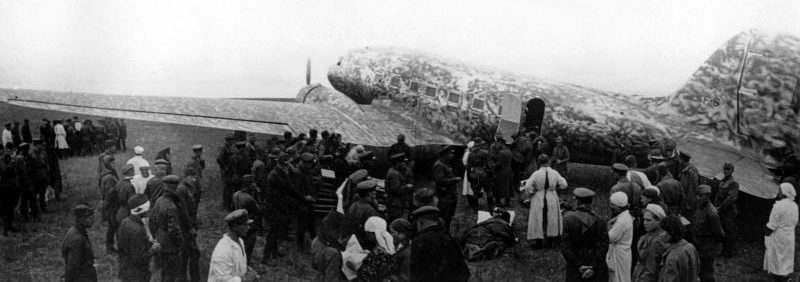 Красноармейцы и медработники у самолета DC-3 во время погрузки раненных на Халхин-Голе. 1939 г. 