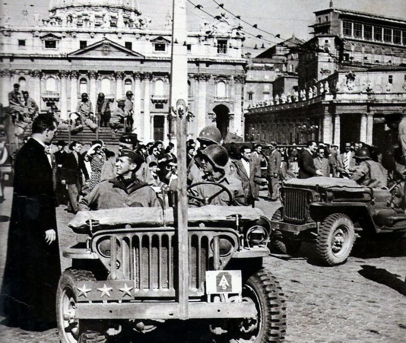 Американский генерал Марк Уэйн Кларк на площади святого Петра.