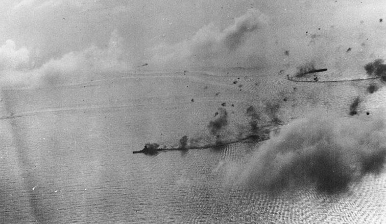 Японские корабли под ударом американской авиации во время битвы при Марианских островах.