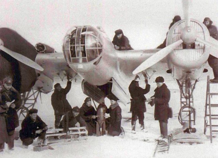 Подготовка бомбардировщика к вылету. Зимняя война, 1940 г. 