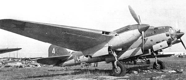 Двухмоторный пикирующий бомбардировщик Ар-2 на аэродроме. 1940 г. 