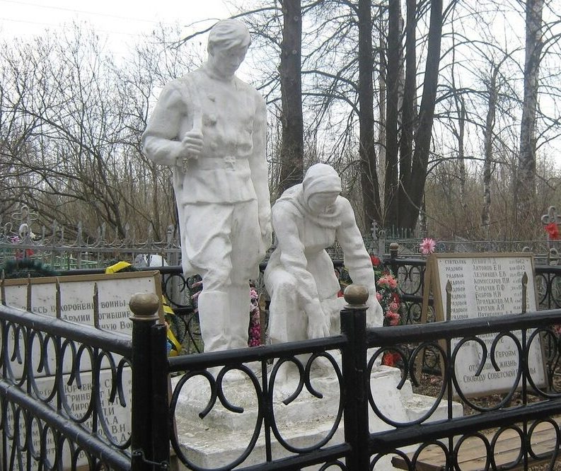 п. Сонково, гражданское кладбище. Братская могила советских воинов. 