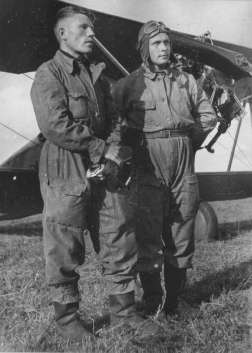 Летчики у своего самолета У-2 на аэродроме. 1941 г.