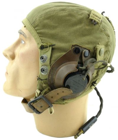 Летний брезентовый шлемофон A-9 с накладками из губчатой резины и кнопками для крепления кислородной маски.