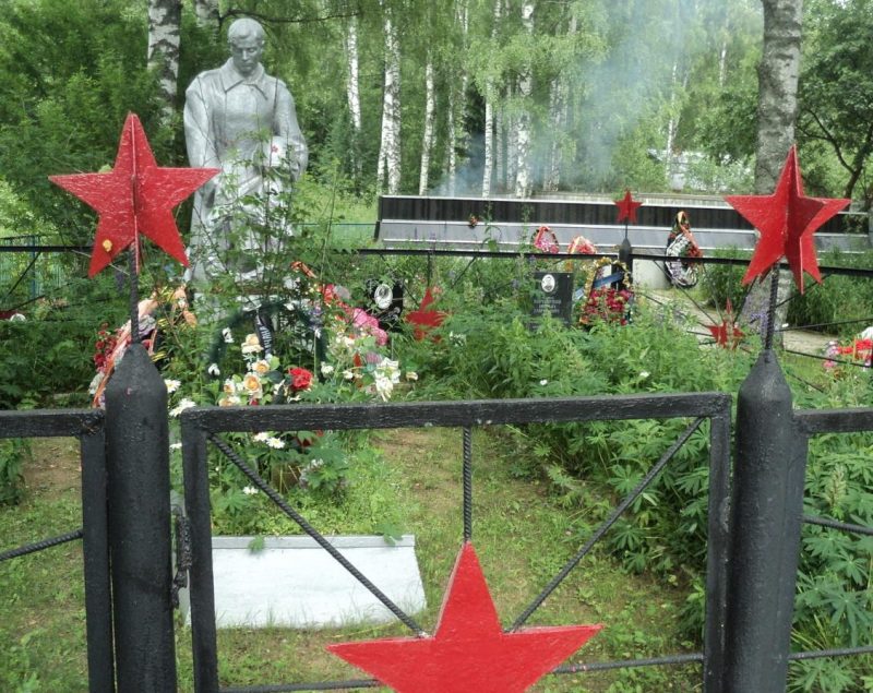 д. Кокошкино Ржевского р-на. Памятник, установленный на братской могиле советских воинов.