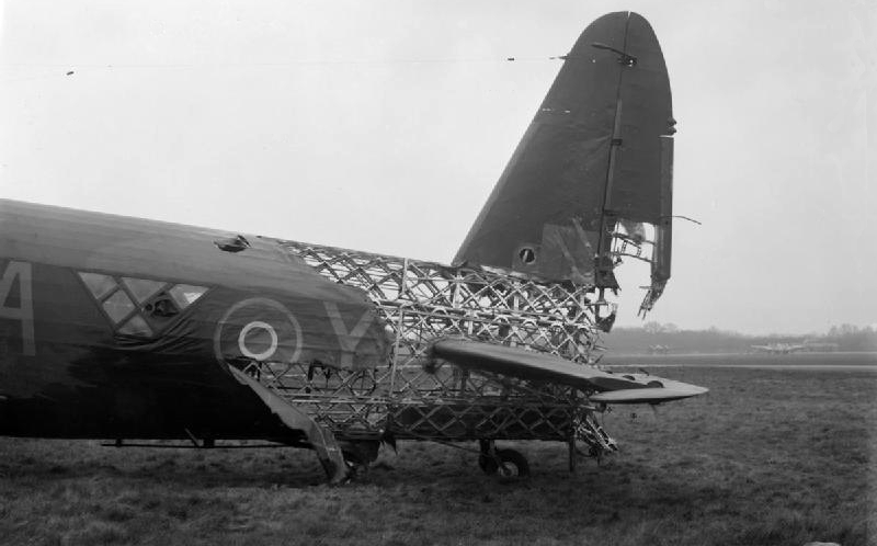 Возвратившийся поврежденный самолет после бомбардировки Дуйсбурга. 15 октября 1944 г.