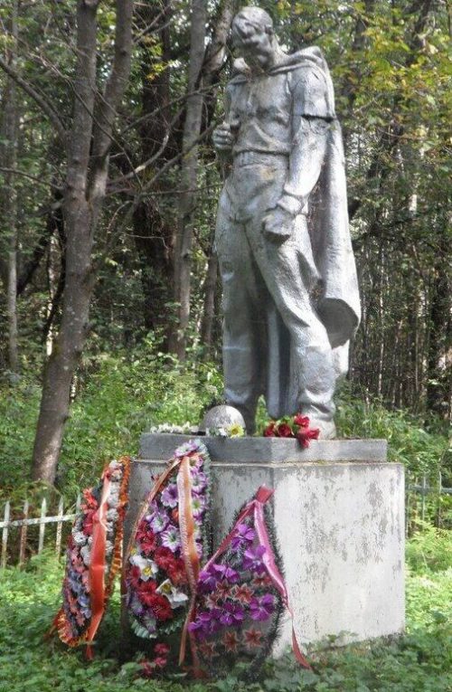 д. Мологино Ржевского р-на. Памятник, установленный на братской могиле советских воинов.