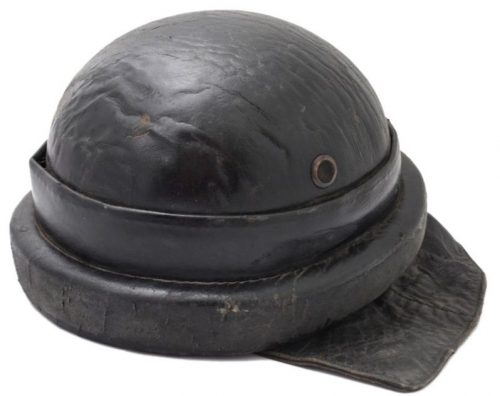 Шлемы моторизированных частей NSKK (Nazional-Sozialistischer-Kraftfahr-Korps - национал-социалистический моторизированный корпус). Шлем пробковый, обтянут черной кожей, с назатыльником.