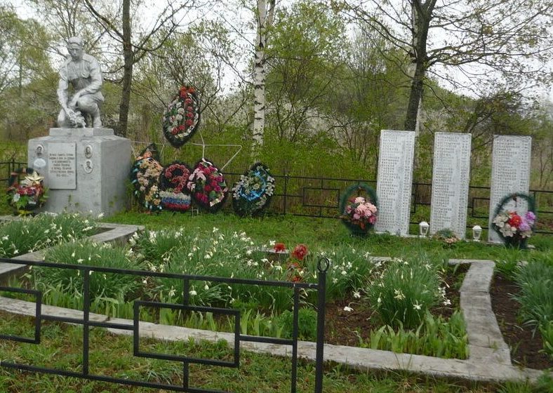 д. Ягодино Зубцовского р-на. Памятник, установленный на братской могиле советских воинов. 