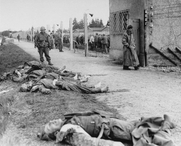 Расстрелянные немцы на территории лагеря.