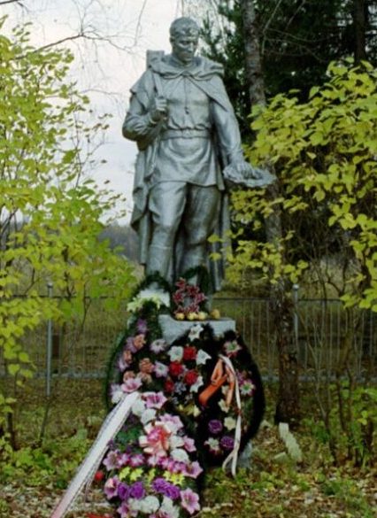 д. Мохначи Ржевского р-на. Памятник, установленный на братской могиле советских воинов.