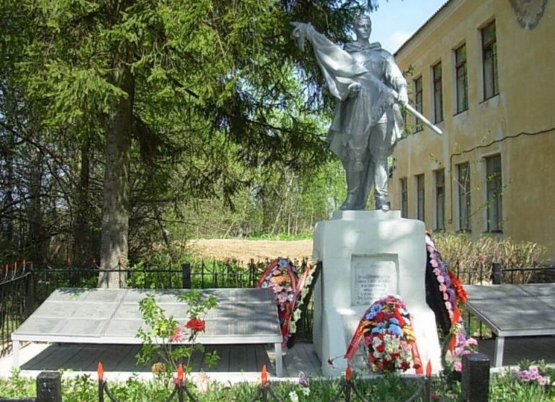 д. Муравьево Ржевского р-на. Памятник, установленный на братской могиле советских воинов.