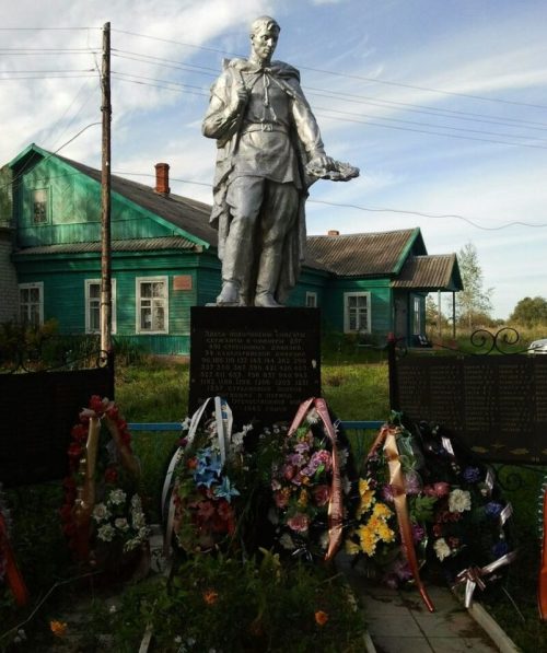 п. Осуга Ржевского р-на. Памятник, установленный на братской могиле советских воинов.