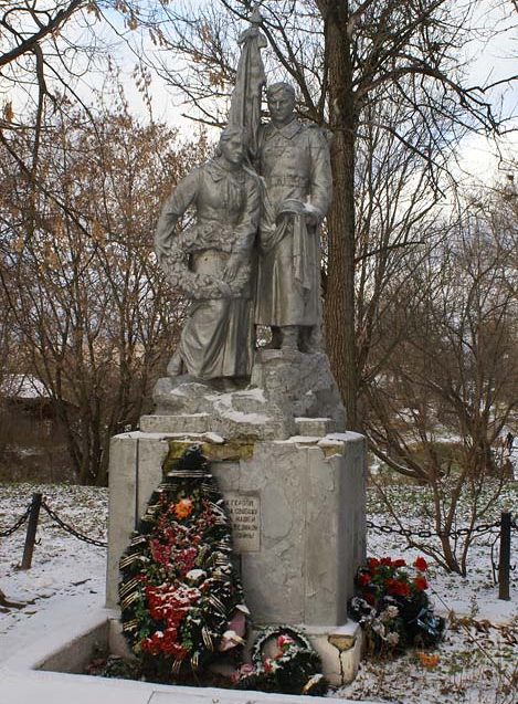 г. Старица. Памятник, установленный на братской могиле советских воинов.