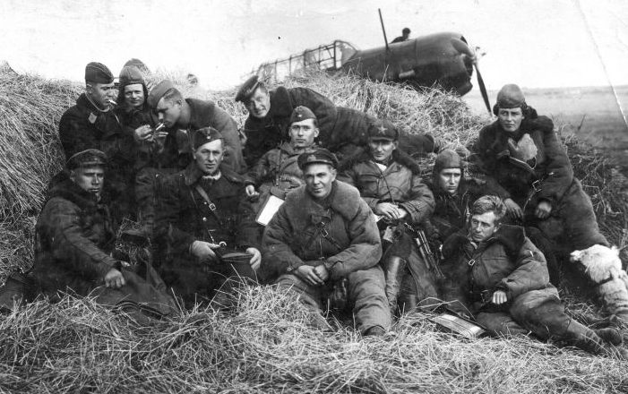 Летчики и штурманы экипажей Су-2 210-го бомбардировочного авиаполка на аэродроме Буденовка. 1941 г.